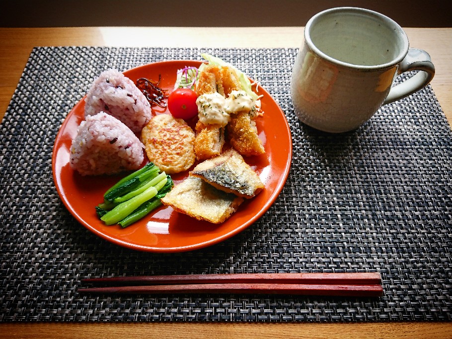 雑穀おにぎり　おかずのワンプレート