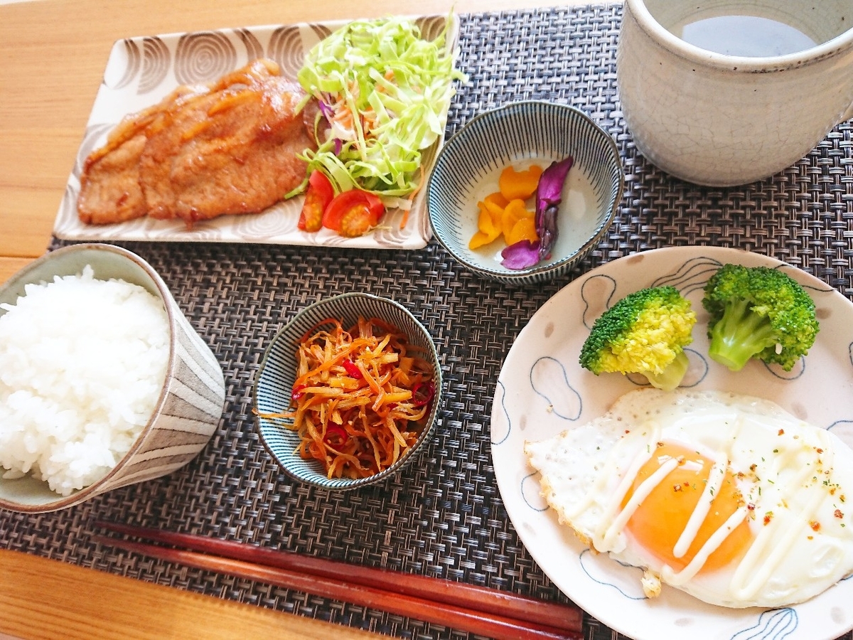 豚の生姜焼き　白飯　きんぴらごぼう　目玉焼き　漬物