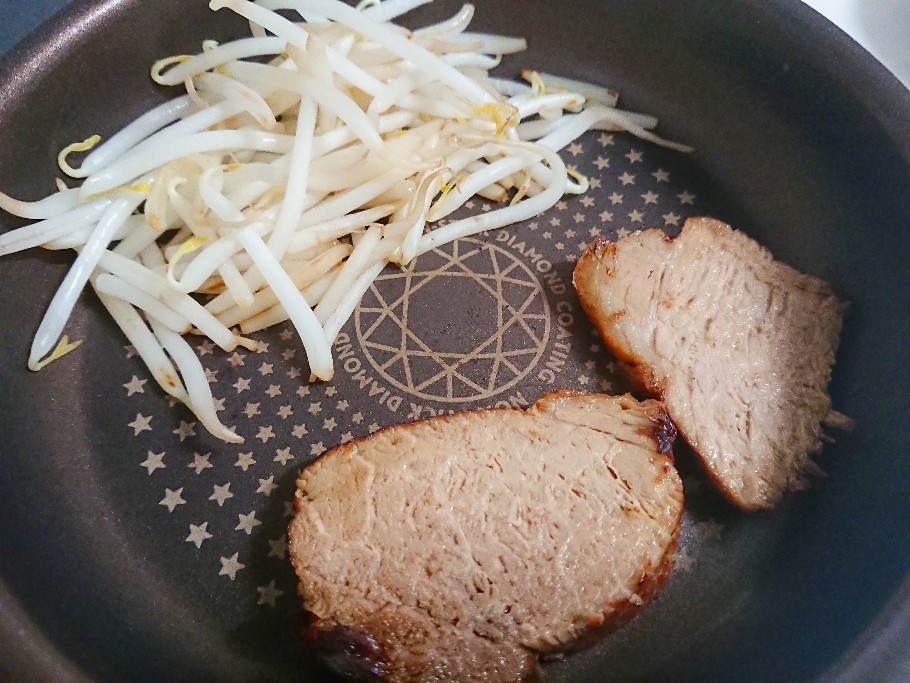 チャーシューを焼いている