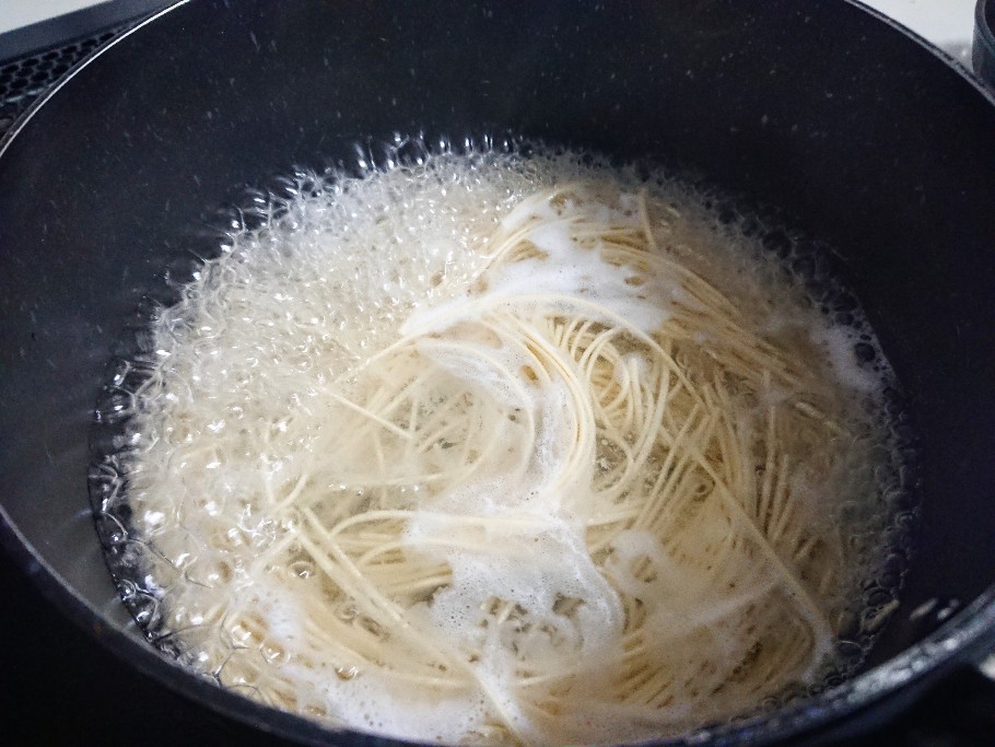 ラーメンを湯掻いている