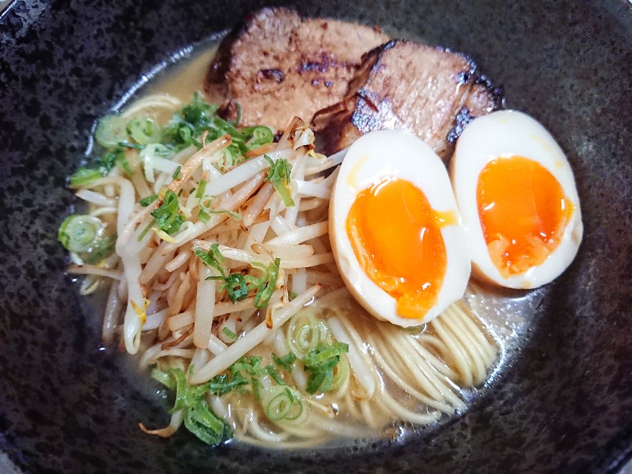 卵やネギやチャーシューがのったラーメン