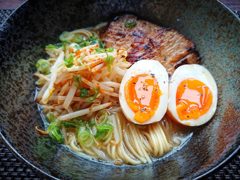 チャーシュー、半熟卵、野菜がのったラーメン