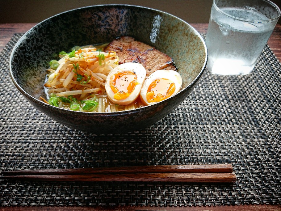 チャーシュー、半熟卵、野菜がのったラーメン