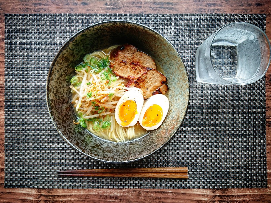 チャーシュー、半熟卵、野菜がのったラーメン