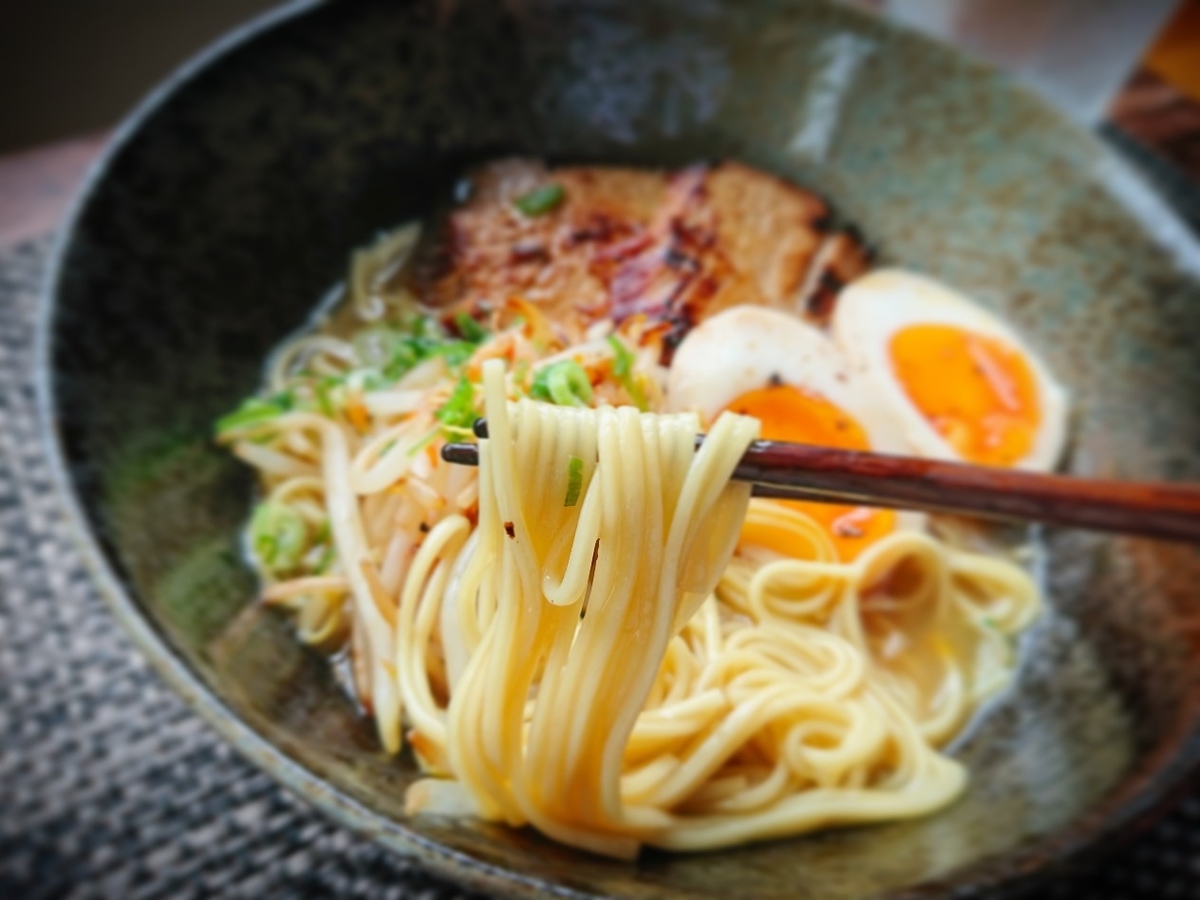 ラーメンを箸でつかんでいる