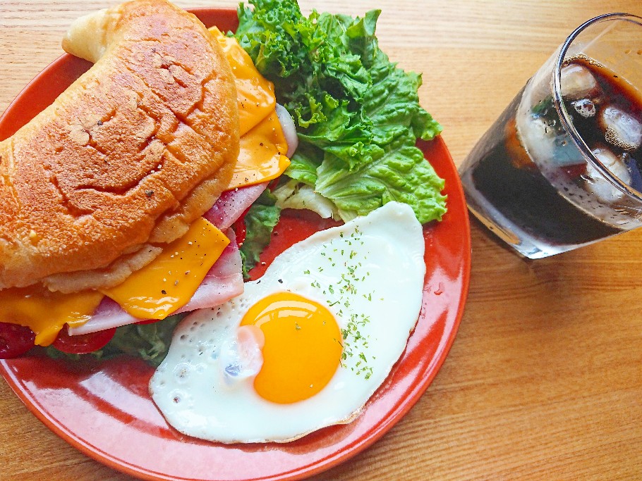 塩パンで作るチェダーチーズと生ハムのパニーニの作り方 イタリアサンドイッチレシピ おうちごはんストーリー