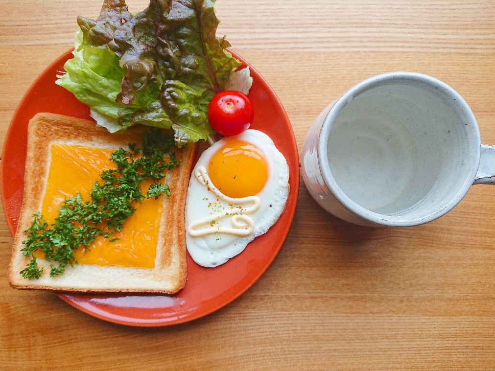 パセリとチェダーチーズトースト 目玉焼き サラダ 水