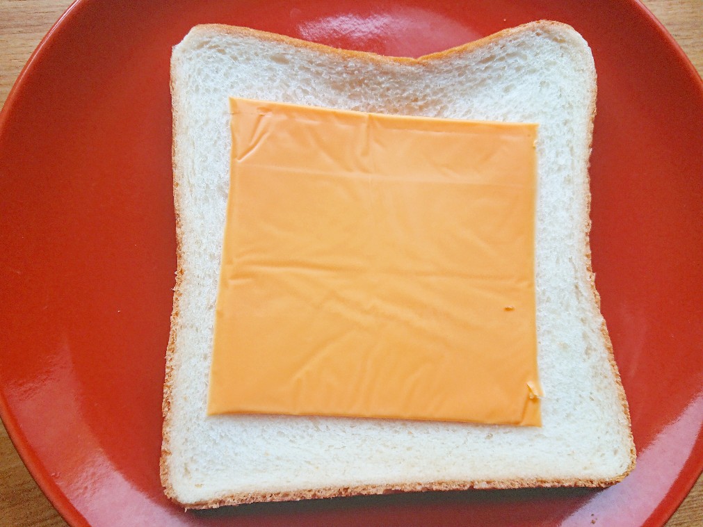 チェダーチーズをのせた食パン