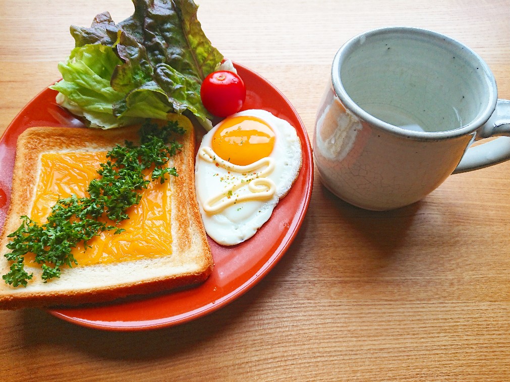 パセリとチェダーチーズトースト 目玉焼き サラダ 水