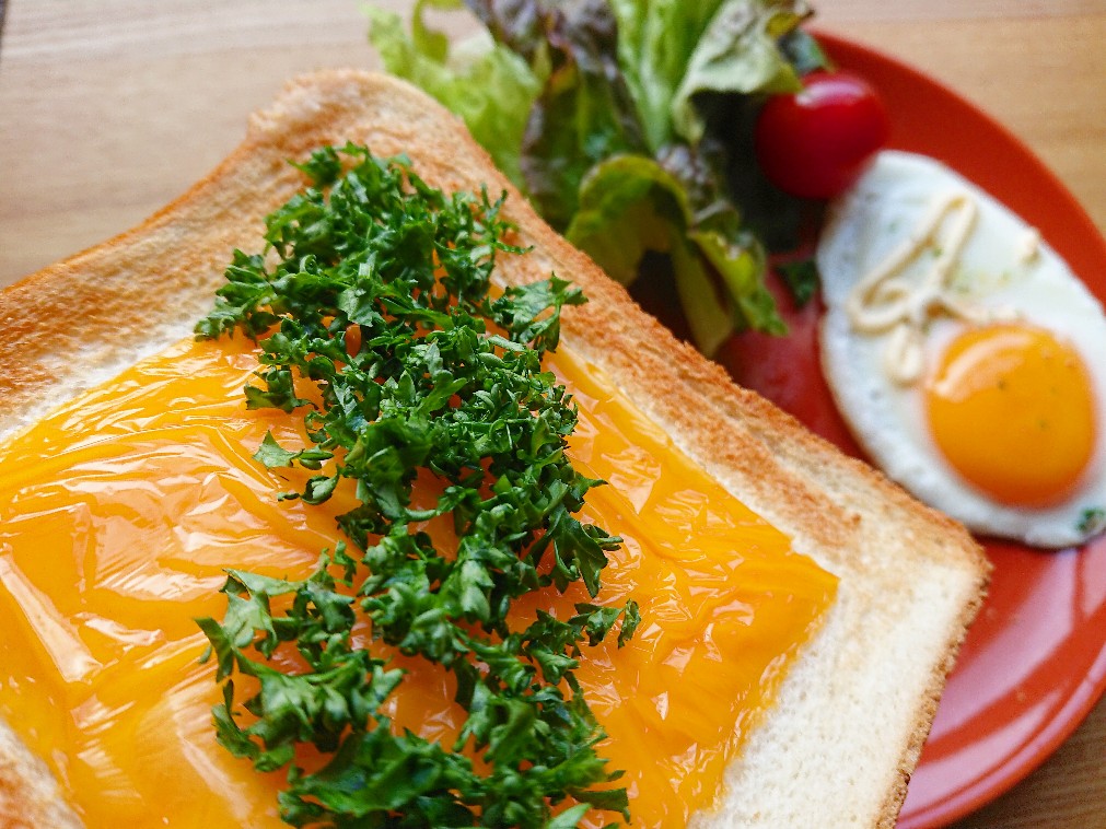 パセリとチェダーチーズトースト