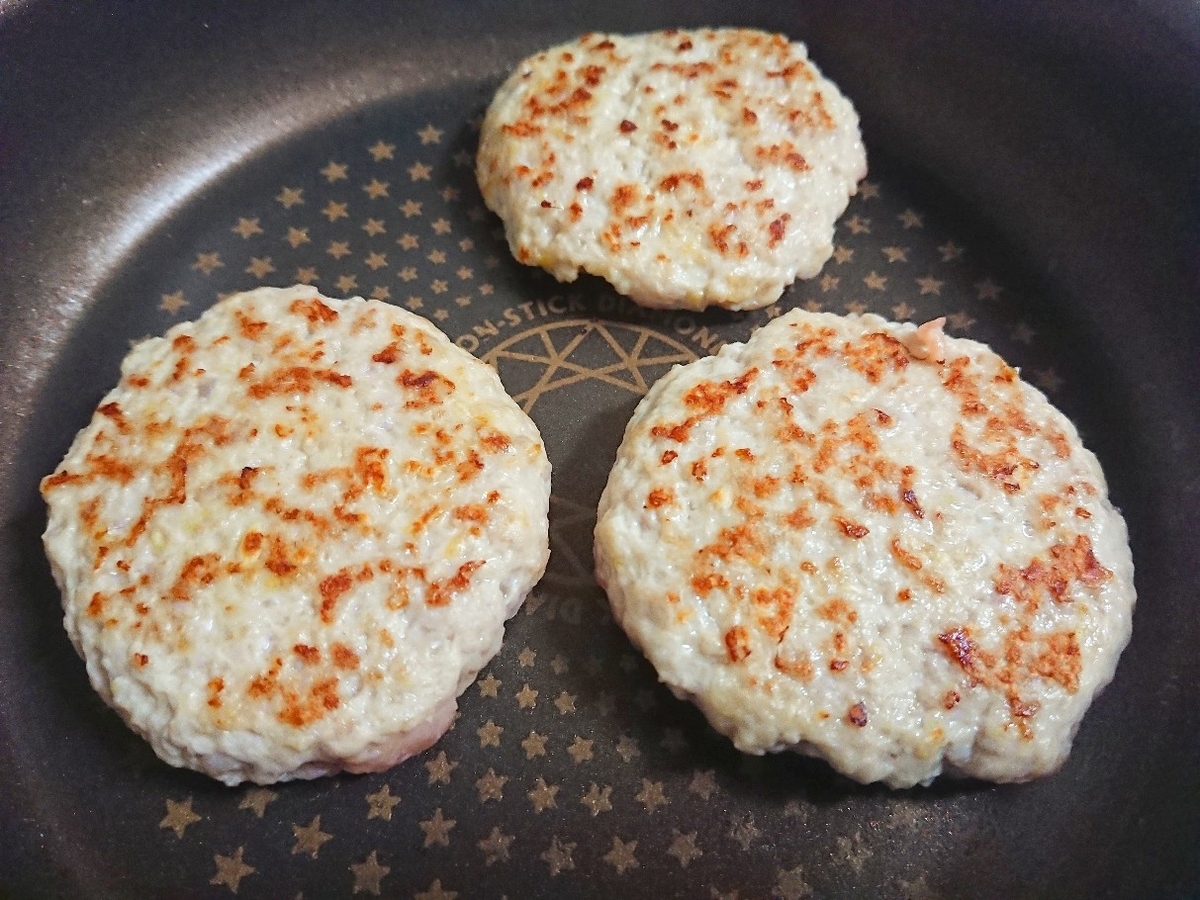 フライパンでハンバーグを焼いている