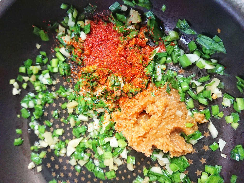 フライパンに韮と調味料