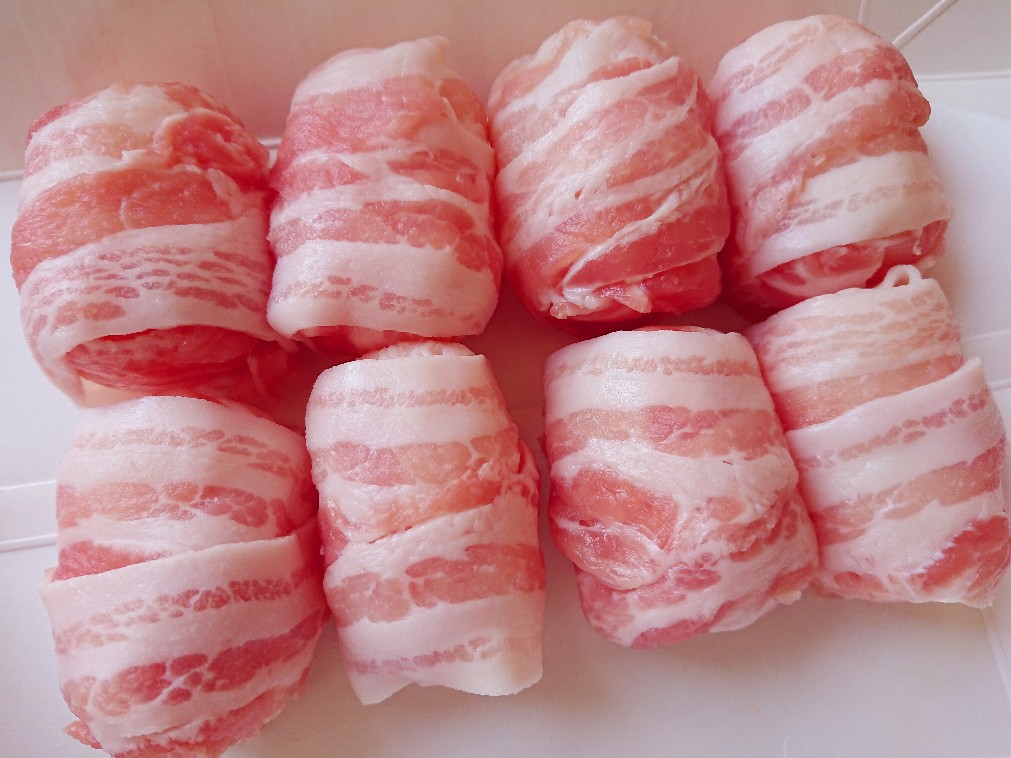 ごはんに豚肉を巻いている