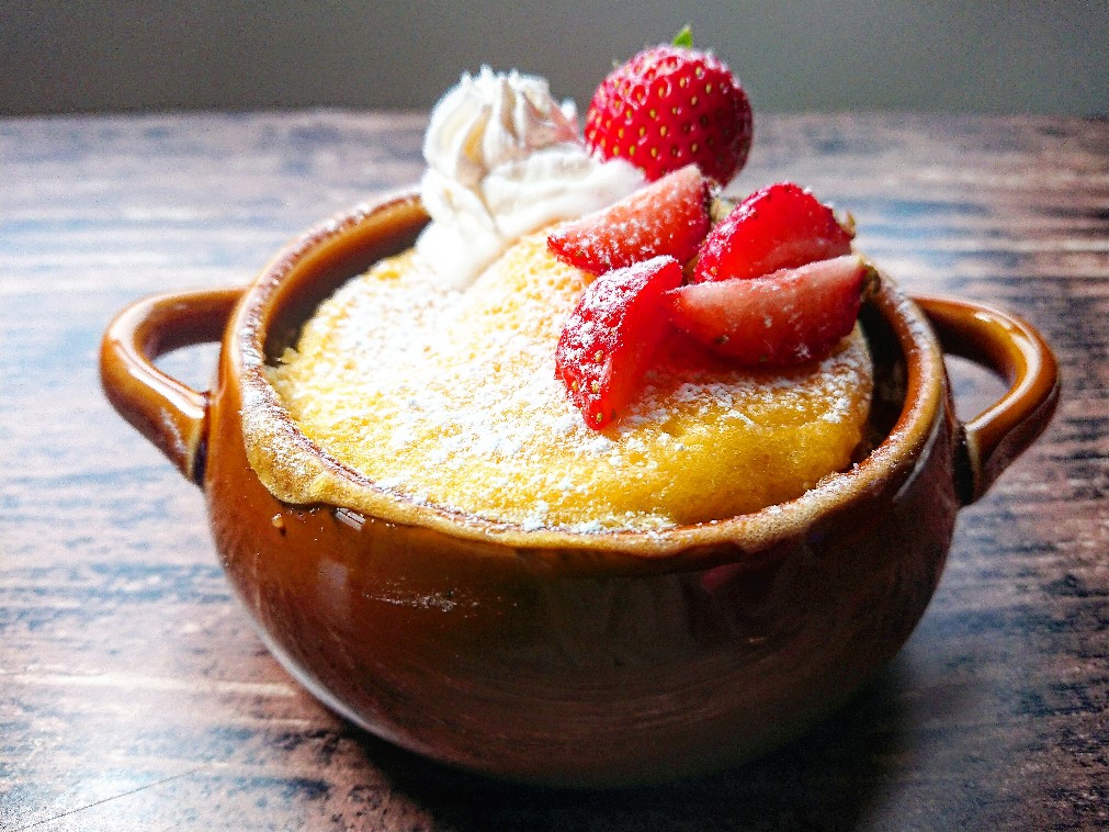 生クリームがのったマグカップケーキ