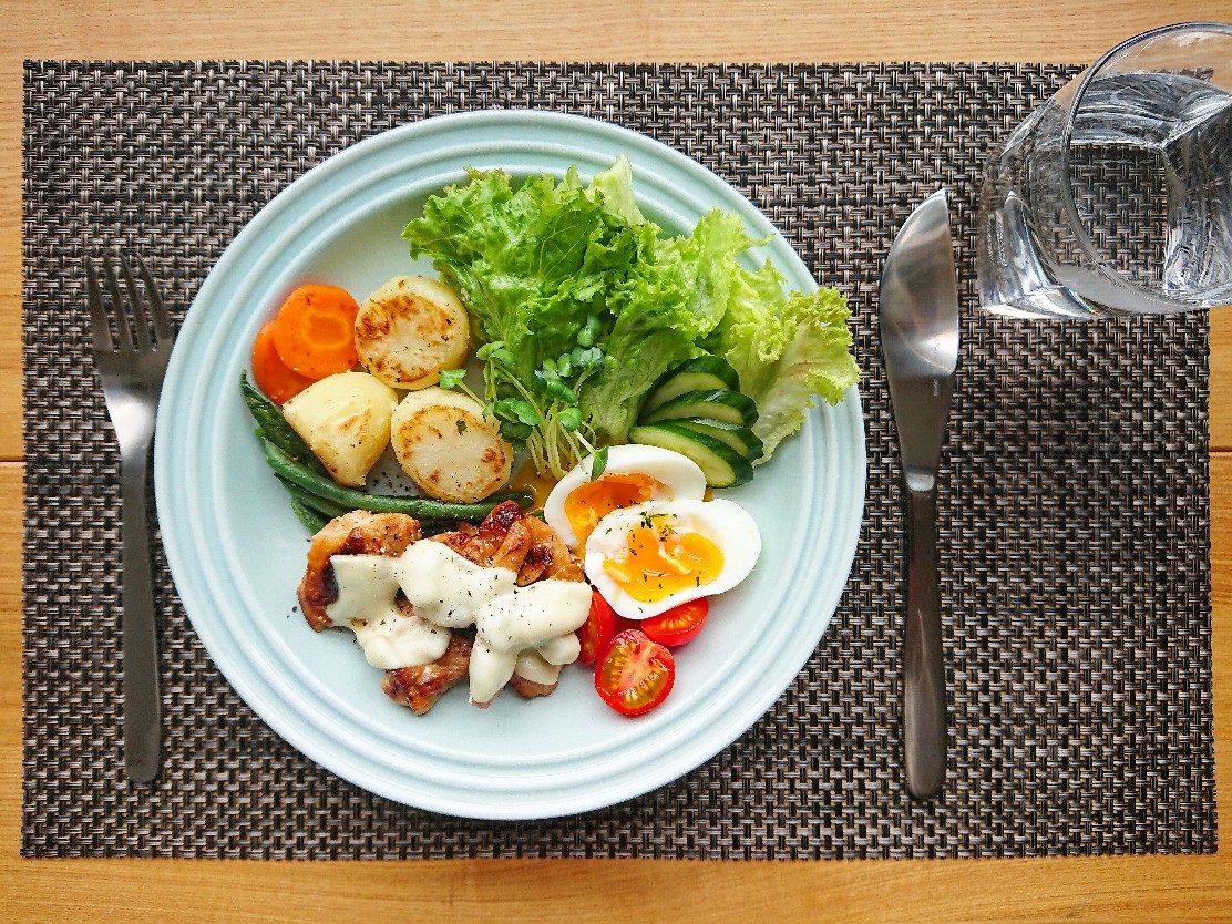 チーズがのった鶏もも肉 野菜