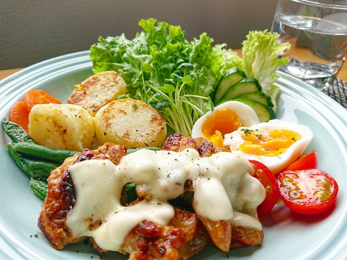 チーズがのった鶏もも肉 野菜