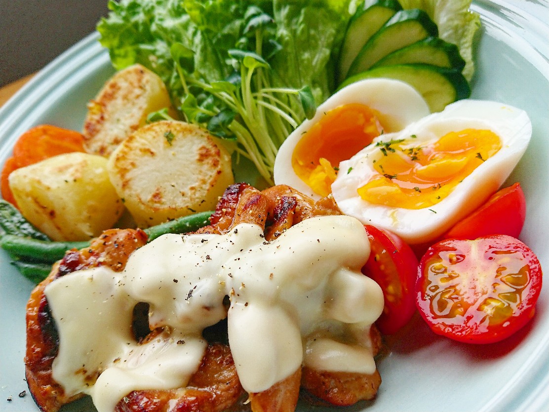 チーズがのった鶏もも肉 野菜