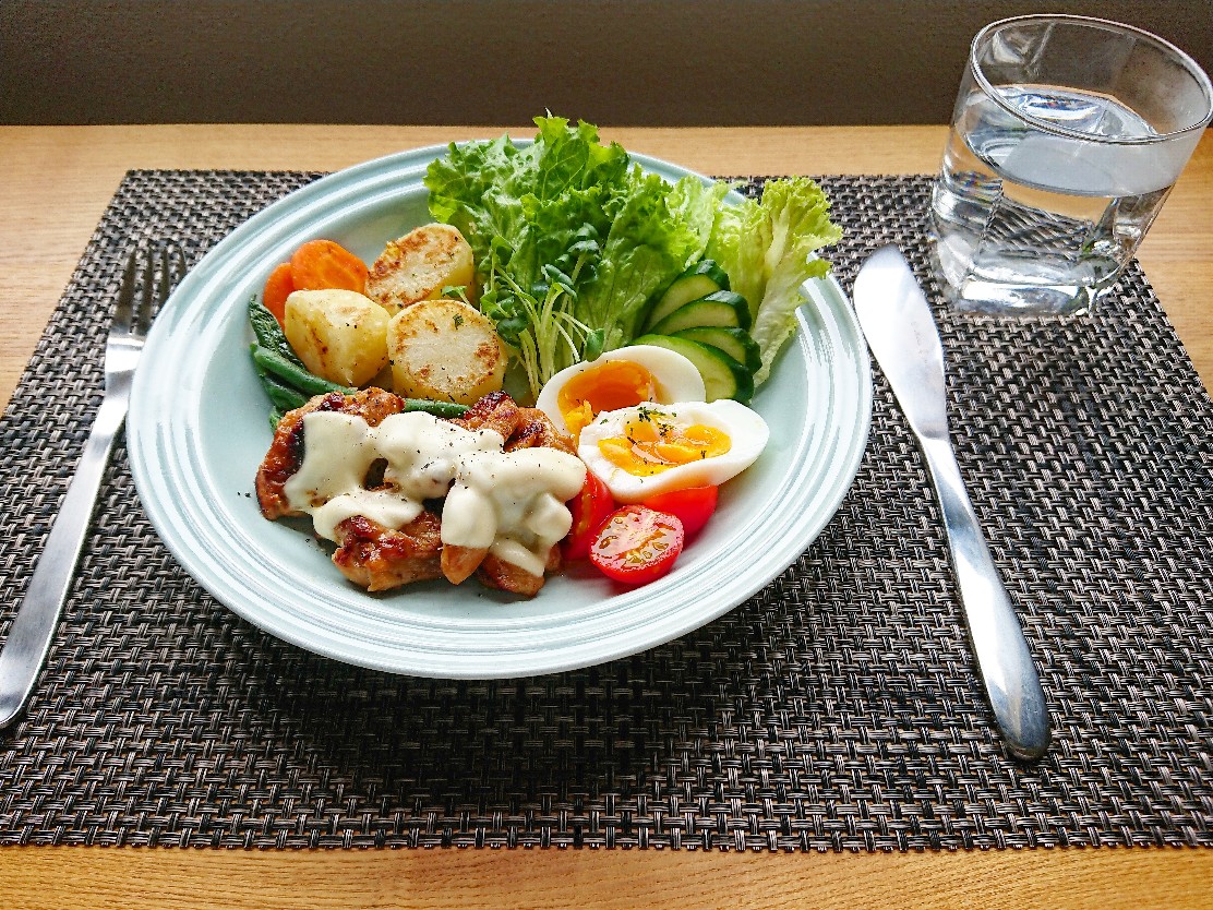 チーズがのった鶏もも肉 野菜