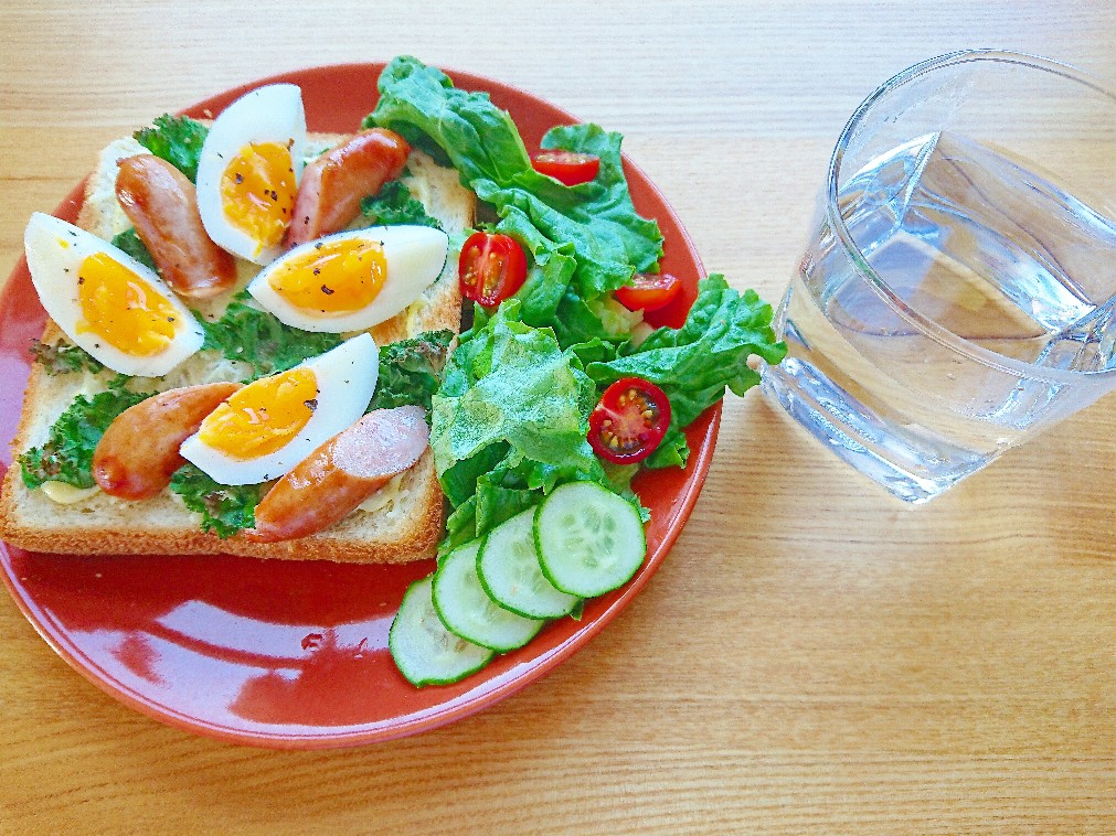 ウインナー、卵、野菜がのったトースト