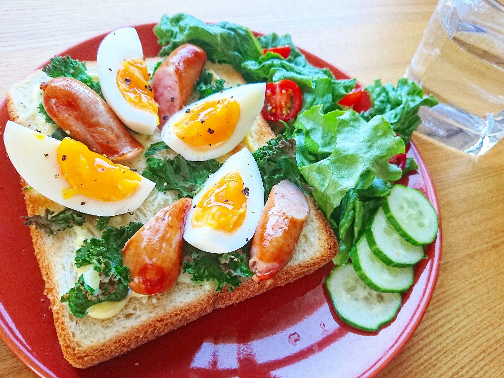 ウインナー、卵、野菜がのったトースト