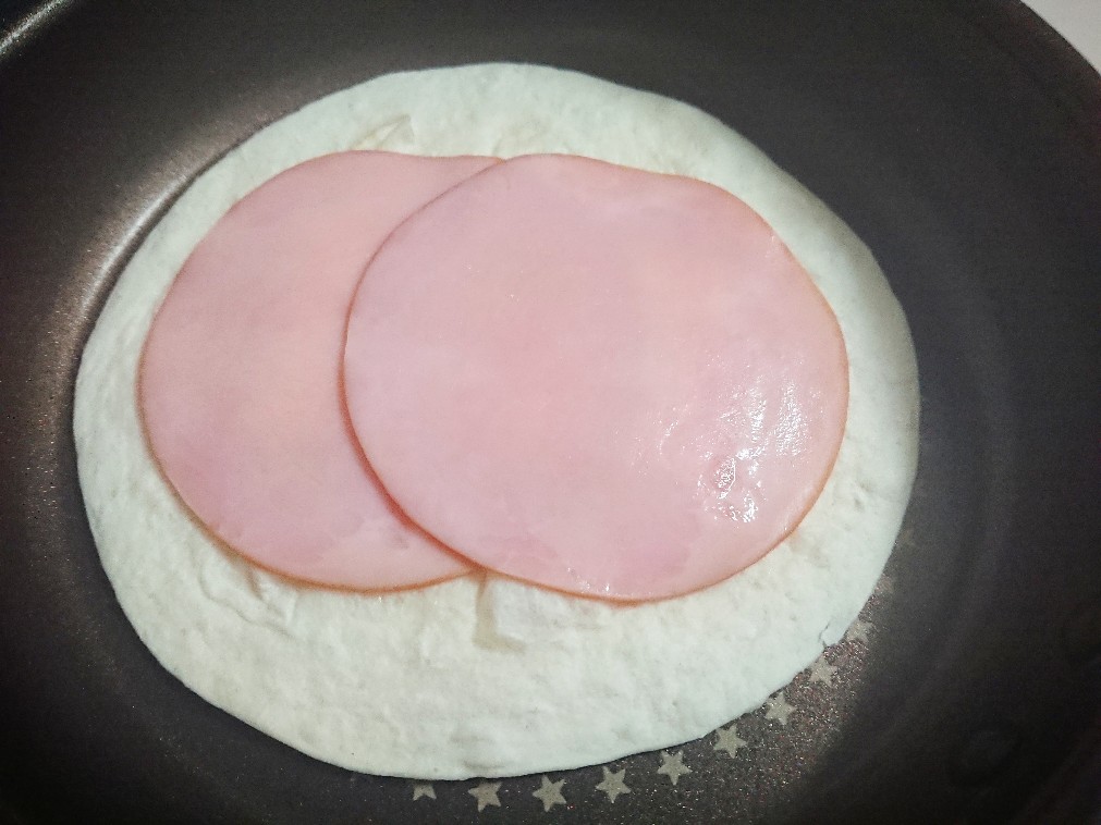 トルティーヤの上にハムとチーズ