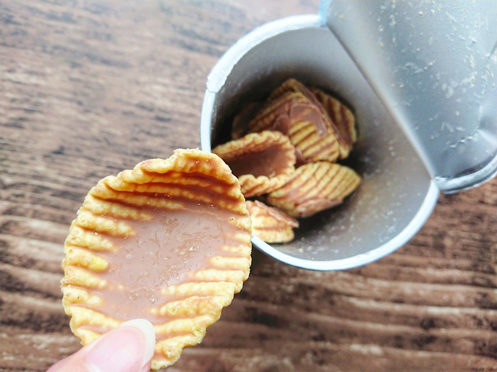 チョコレートが付いたポテトチップス