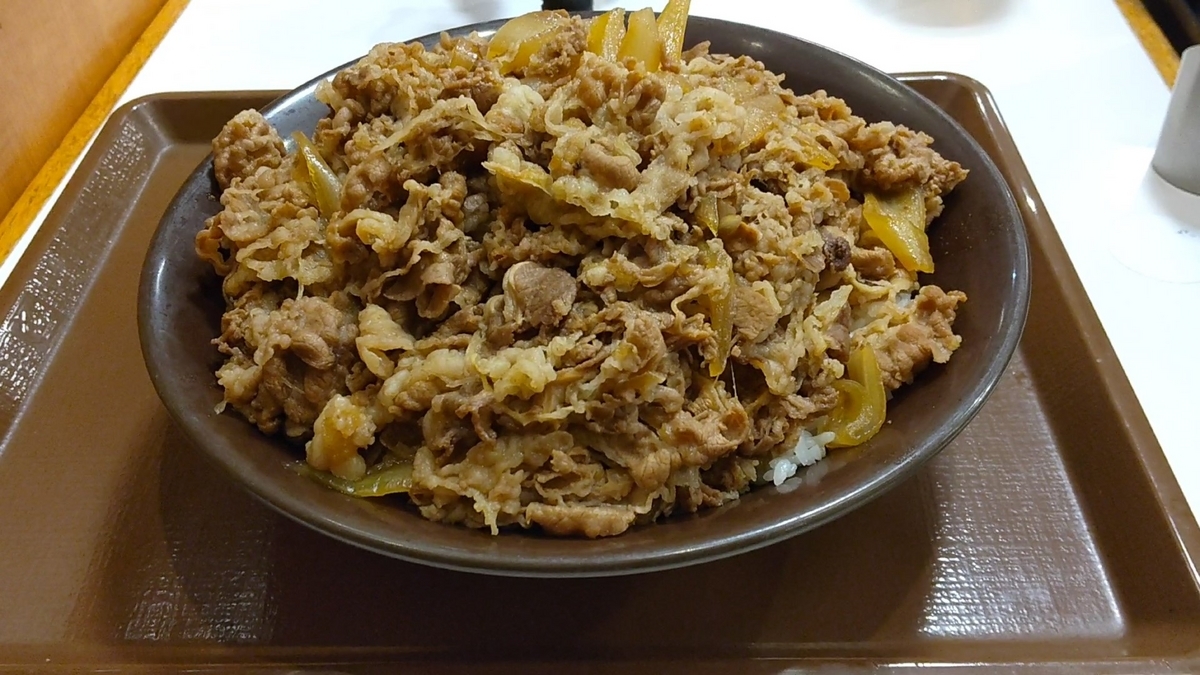 キング牛丼 すき家の裏メニュー「キング牛丼」がデカ盛りだった（進撃の