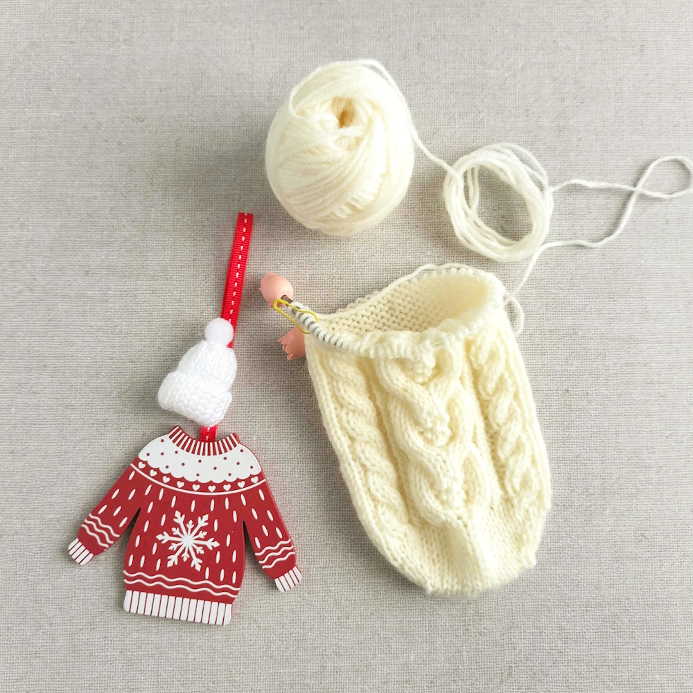 ケーブル模様のクリスマスソックスを編む(1) - Gray and Yellow