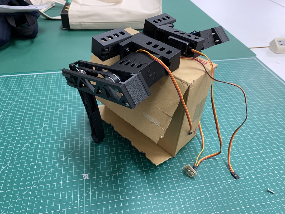 製作中の4脚ロボット(設計変更前)