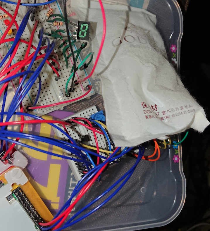 保冷剤をRaspberry Pi zero wに置いた画像