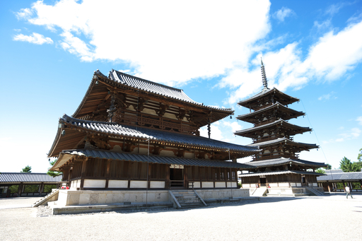 蟇股　建材　神社仏閣 本殿の彫刻『蟇股』 当社の本殿は、大型の五間社流造で、屋根は