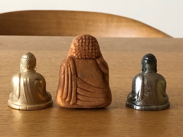 名所まんじゅう　大仏さま　後ろ姿