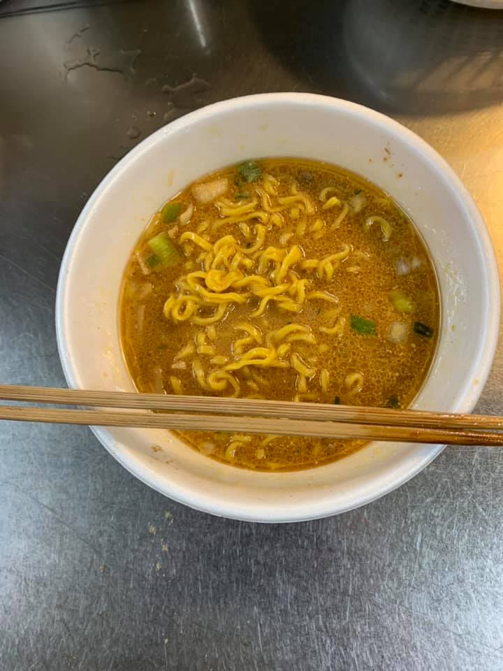 セブンイレブン限定 すみれ監修 札幌濃厚味噌ラーメンのカップ麺がう うまい 令和版 店長のご飯