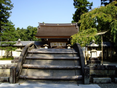 多賀大社。大きな太鼓橋に、鶴岡八幡宮を思い出した。