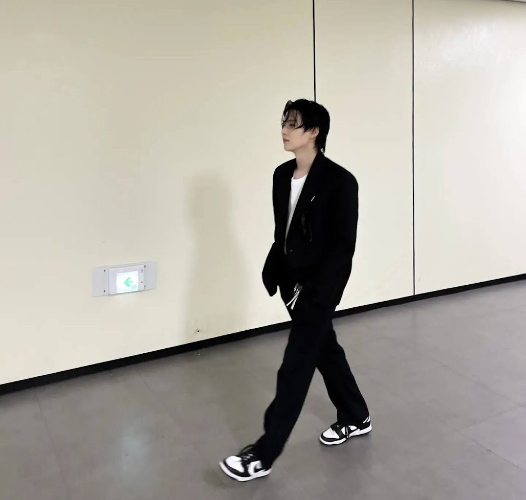 BTS ユンギ SUGA 等身大パネル BTS (防弾少年団) SUGAのファイティングポーズ写真を自作で等身