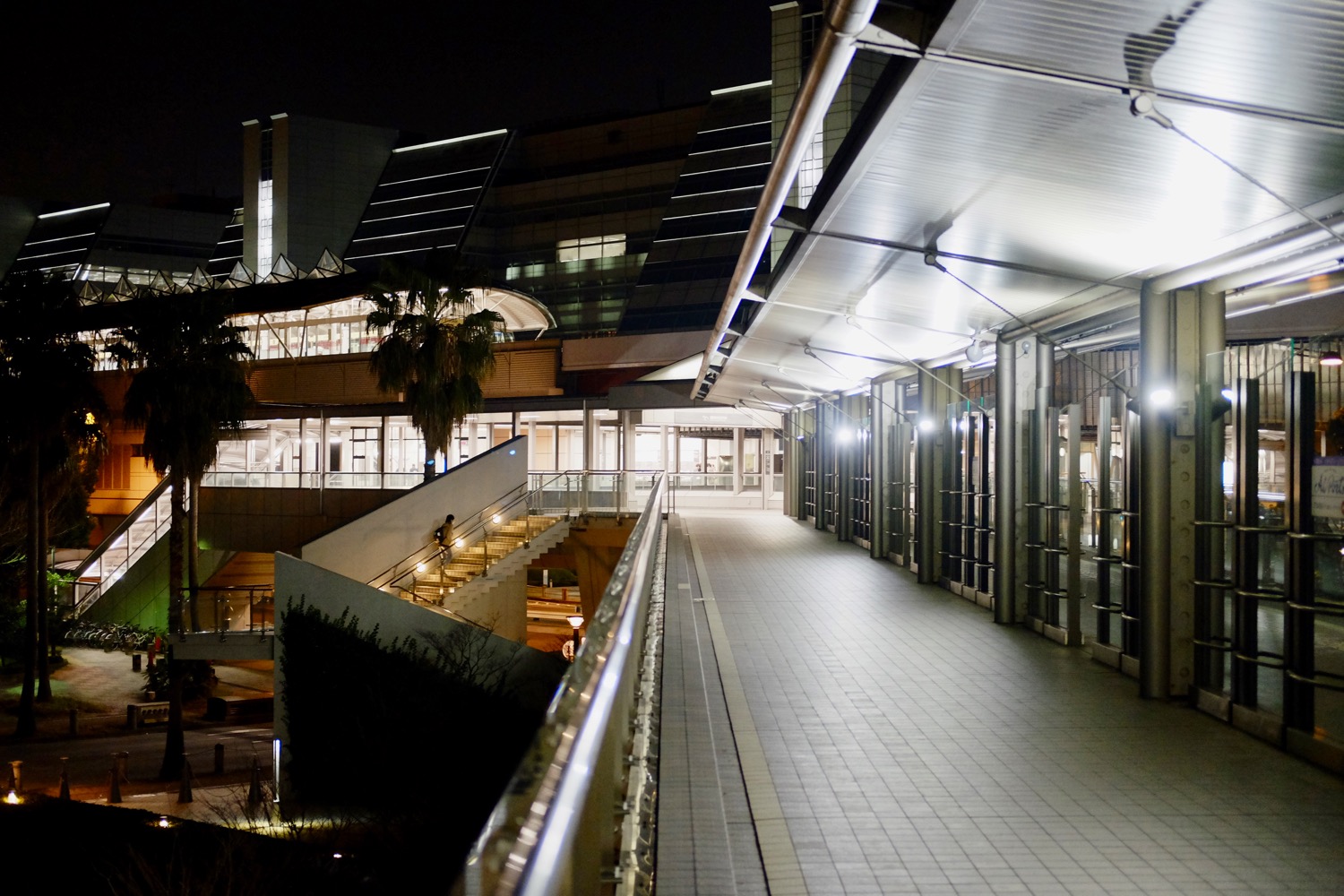 夜の国際展示場正門駅通路