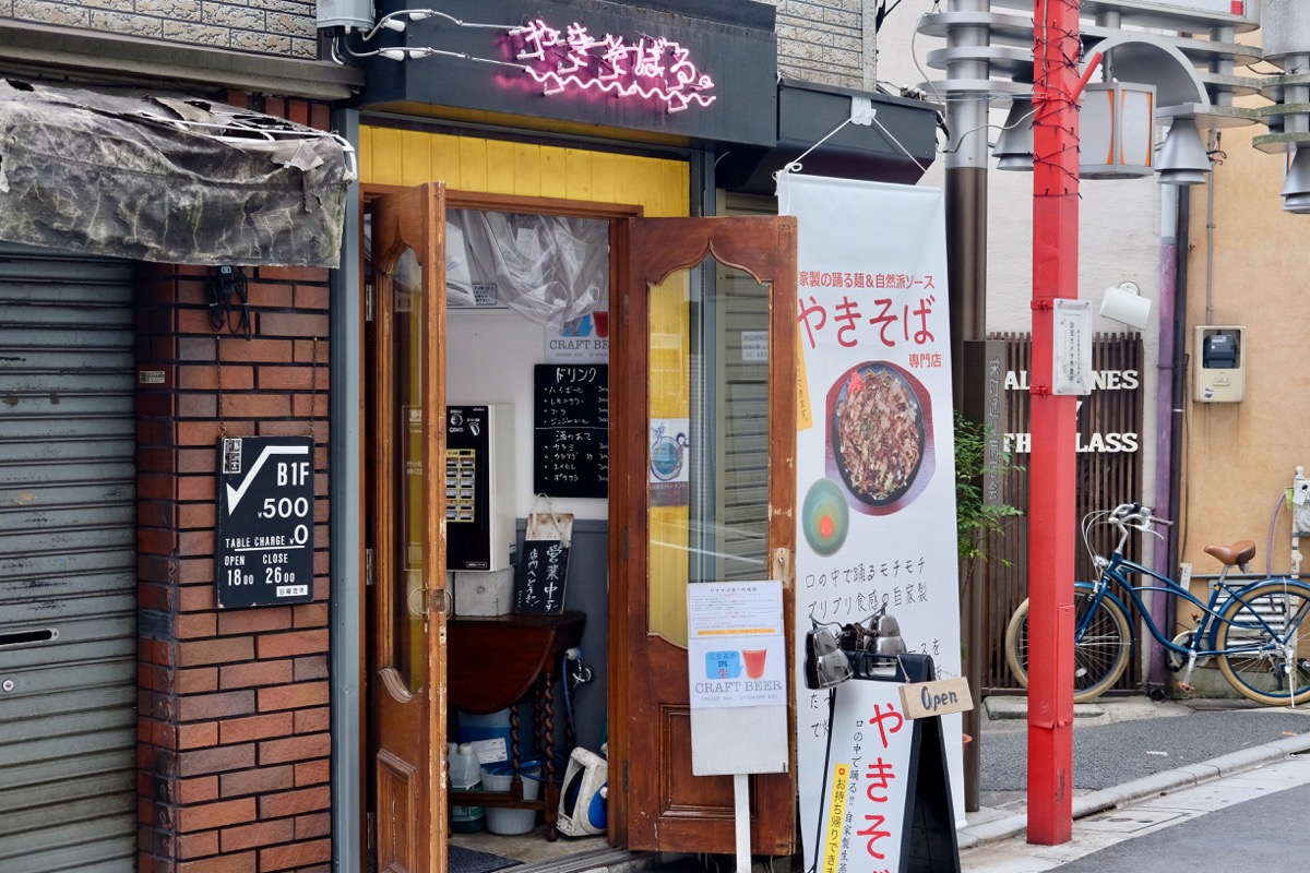 池袋『やきそばる。』店先