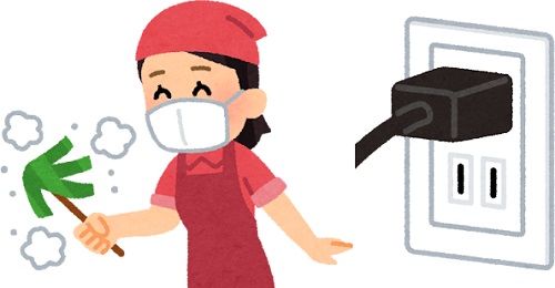 掃除している女性とプラグが挿してあるコンセント