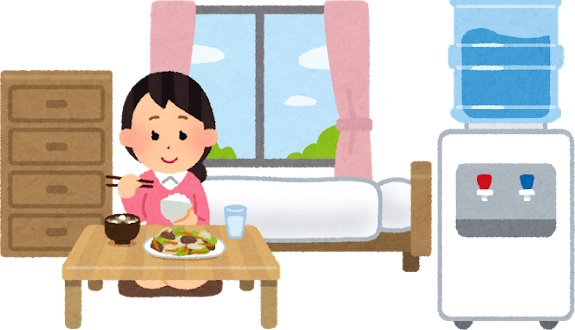 一人で食事をしている女性とウォーターサーバー