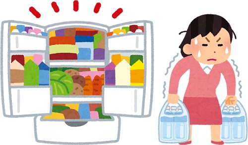 食品でパンパンの冷蔵庫と重たいペットボトルを運んでいる女性