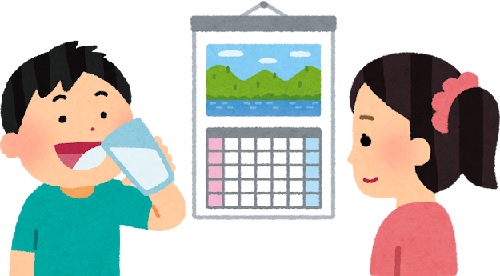 水を飲んでいる男の子とカレンダーを見ている女性