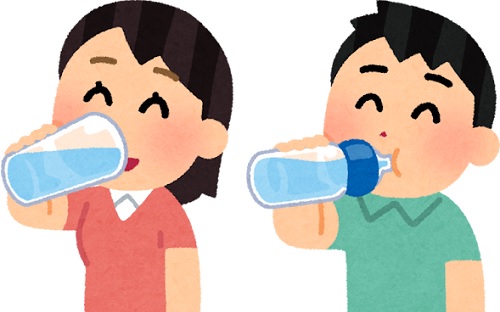 水を飲んでいる女性と男性
