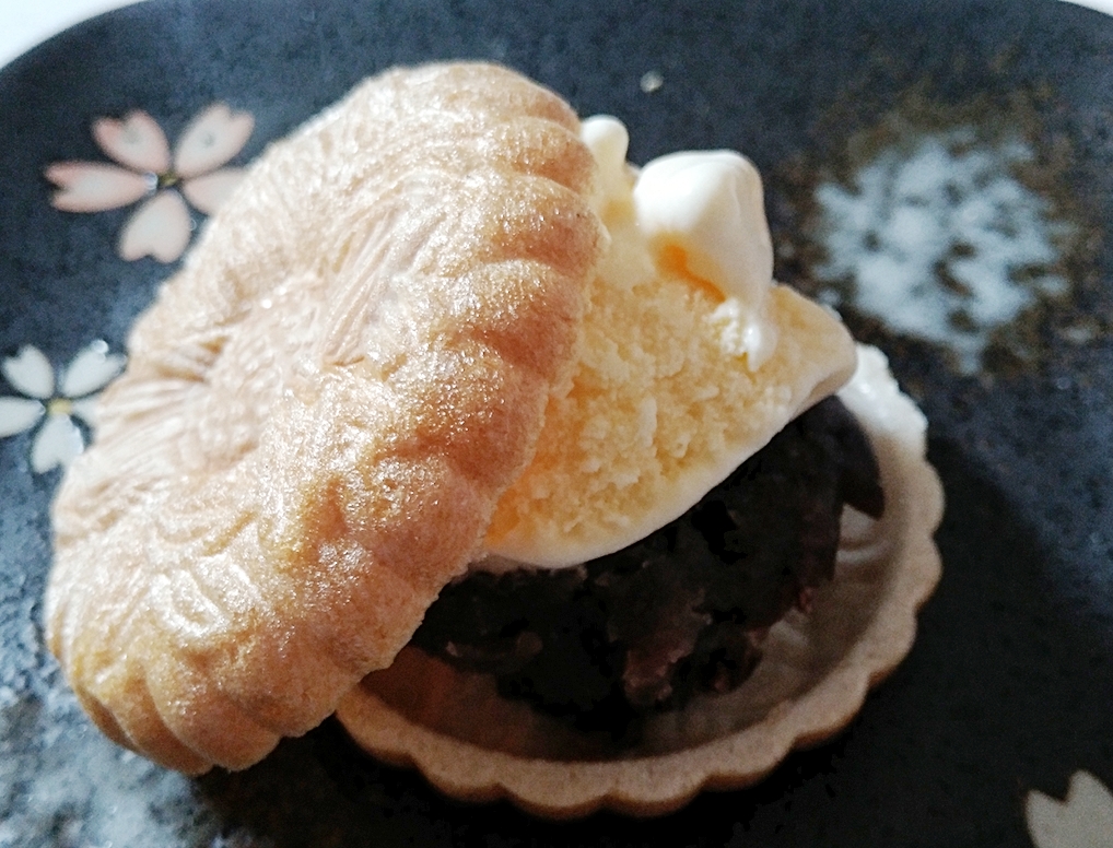 薩田商店 @白楽 あんこ専門店のつぶあんと最中で作る最強アイス最中