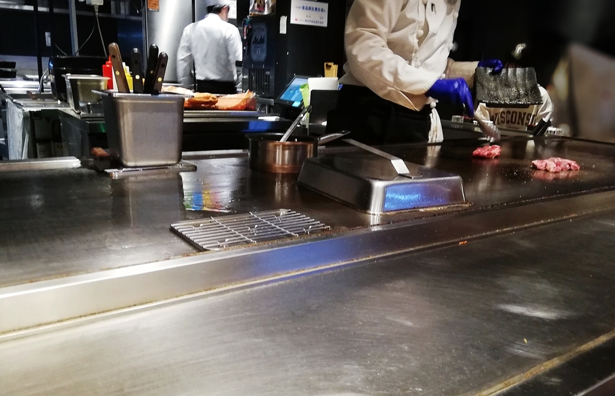 フードコートなのにライブキッチンが嬉しい 鉄板焼き 寿々の助 でステーキランチ Cial横浜 ツレヅレ食ナルモノ