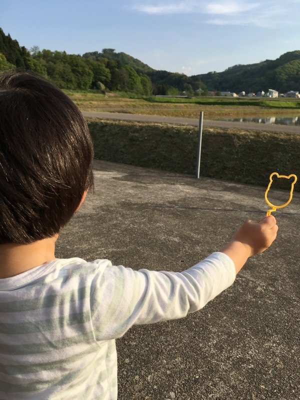 2歳6ヶ月　子ども　シャボン玉