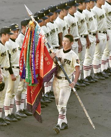 甲子園の「深紅の大優勝旗」新調！製作は京都の平岡旗製造株式会社