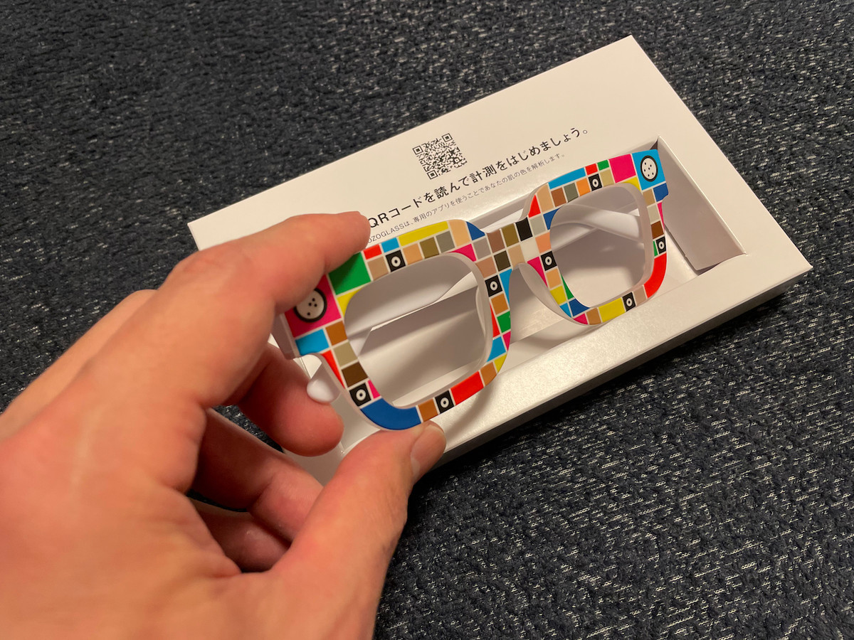 配色がサイケすぎるZOZOGLASS…