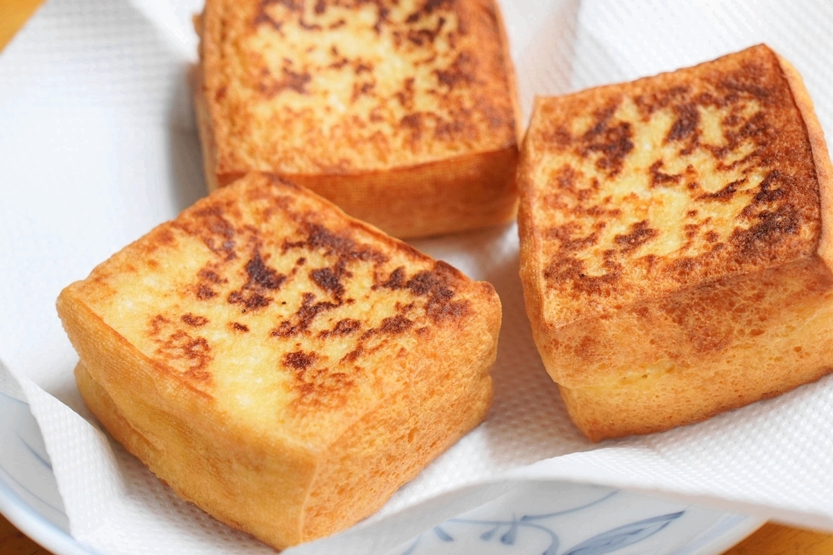 少ない油で豆腐を揚げ焼き→カリッ、フワッの「厚揚げ」に。料理感ゼロ、たった15分【オトコ中村の面倒で楽しい休日メシ】