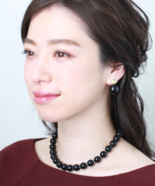黒のビーズネックレスを壊れるほどヘビロテする理由 歳を隠すのをやめました