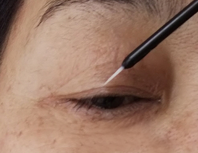 まつ毛の根元に塗る